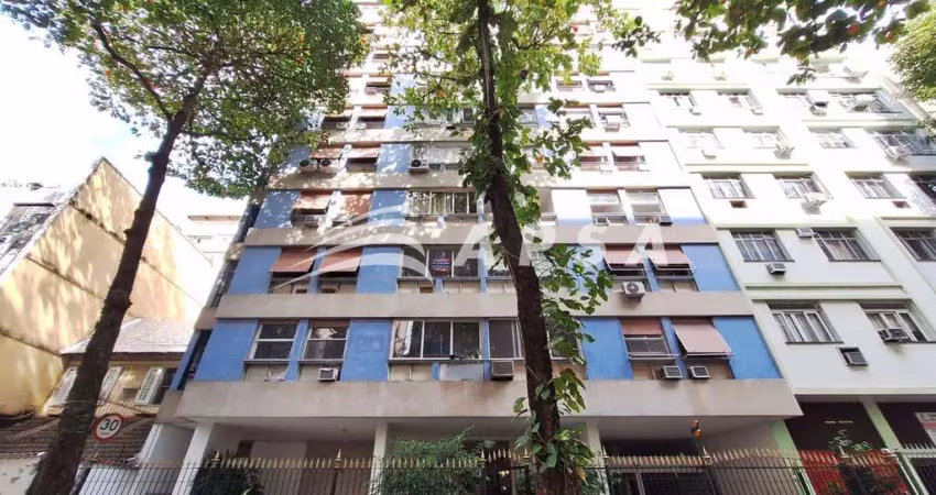 Excelente apartamento arejado, sala, 3 quartos, 1  suíte, banheiro social, cozinha e dependência de