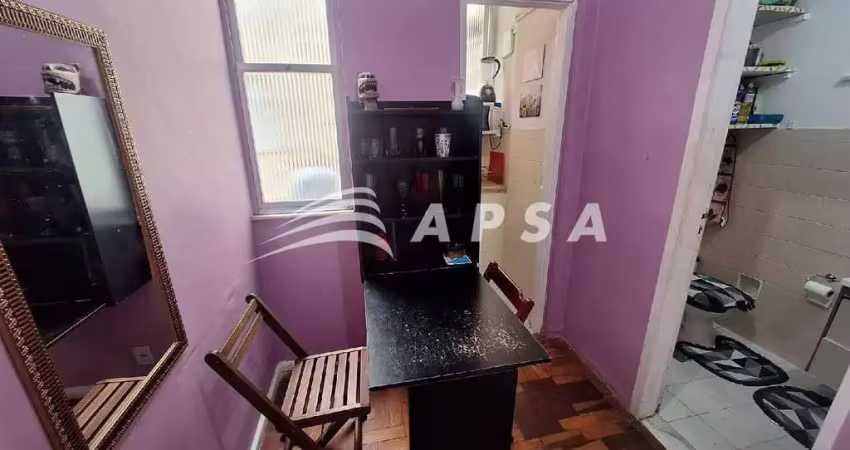 Em pleno coração de copacabana, encontra-se um charmoso apartamento de quarto e sala, perfeito para