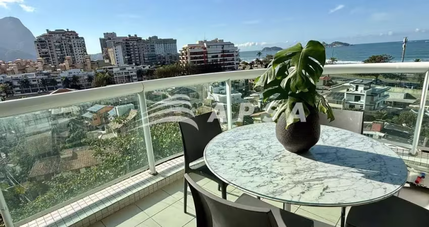 Em meio à vibrante barra da tijuca, na icônica av. lúcio costa, encontra-se um flat encantador com v