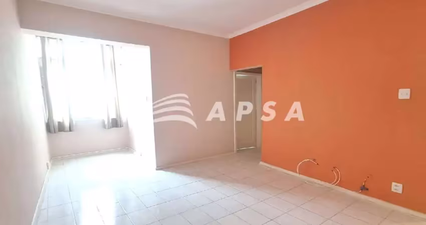 Apartamento no flamengo, acolhedor e cheio de praticidade. a sala compacta é iluminada pela tranquil