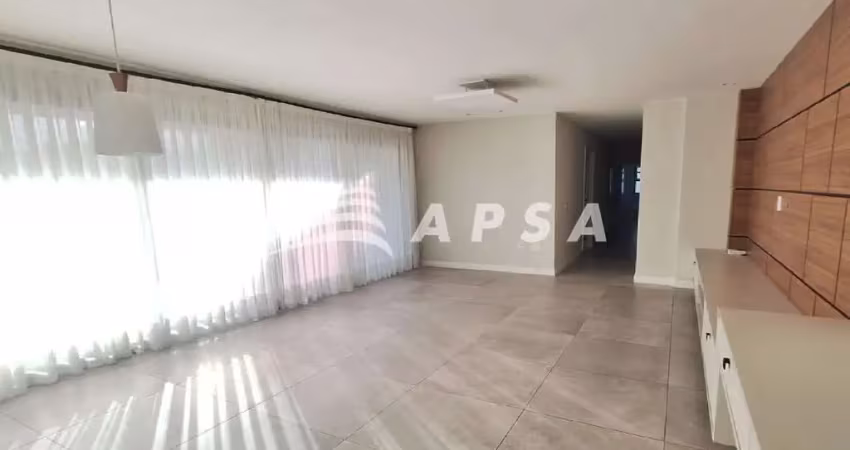 Apartamento em botafogo, sala ampla com varanda integrada cria o cenário perfeito para receber amigo