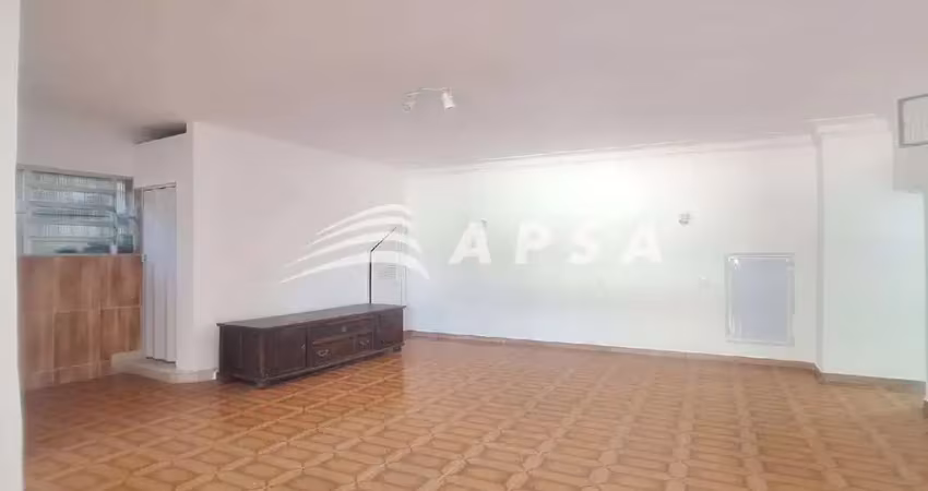 Apartamento com a sensação acolhedora de uma casa na gloria. ao entrar, você é recebido por uma sala