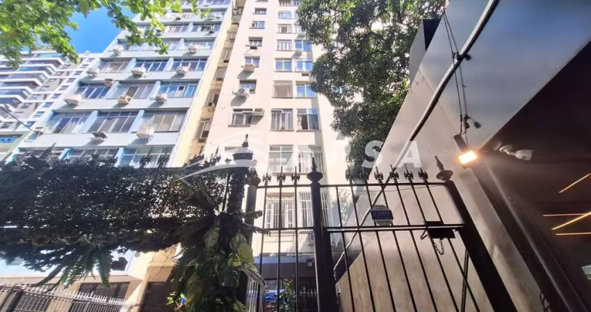 Excelente apartamento, 100 m2,  claro, arejado, composto por sala em 02 ambientes com jardim de inve