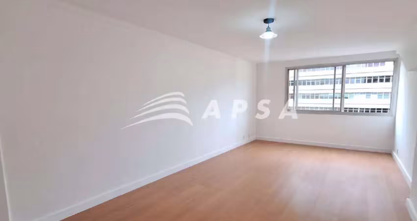 Apartamento em botafogo. logo na entrada, a sala ampla convida para momentos de descontração. o quar