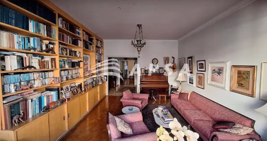 Em uma das ruas mais tranquilas de copacabana, o charme deste apartamento na leopoldo miguez encanta