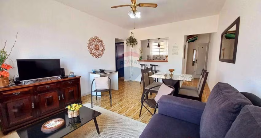 Apartamento amplo com 2 quartos e menos de 200 metros da praia da Enseada