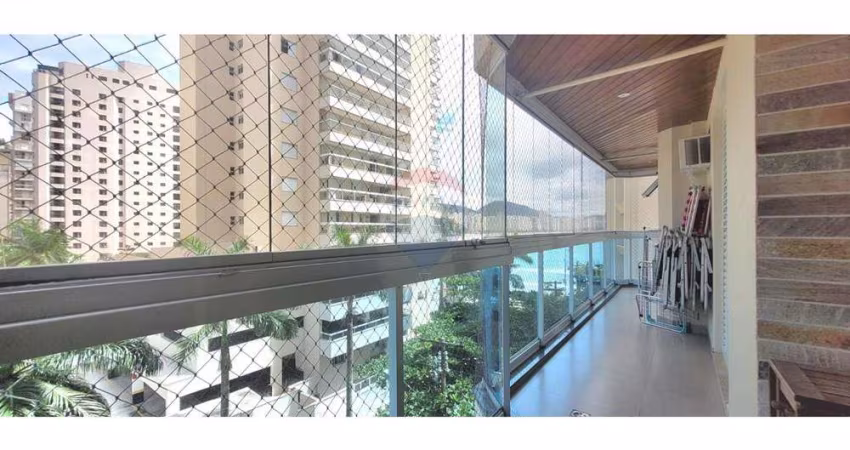 Apartamento reformado com área gourmet, 3 dormitórios, 2 vagas de garagem e vista para o mar.