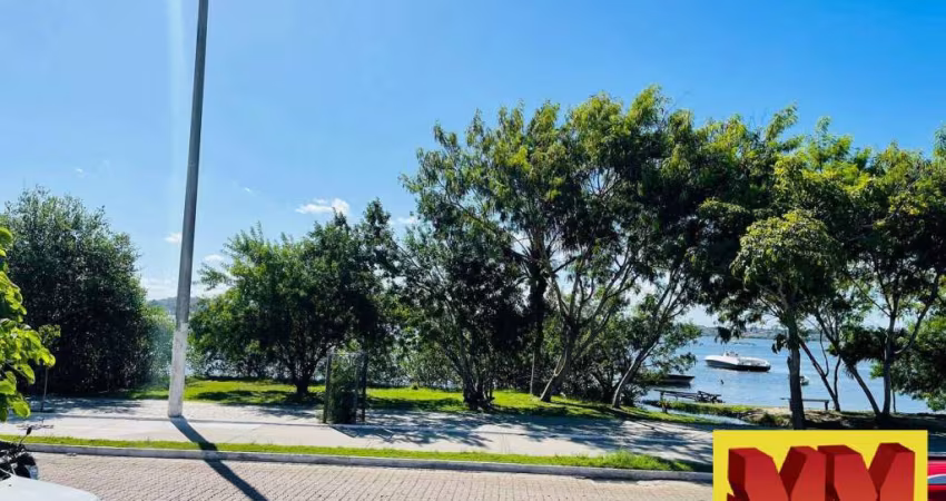Terreno com 995m² de Frente para Lagoa das Palmeiras em Cabo Frio