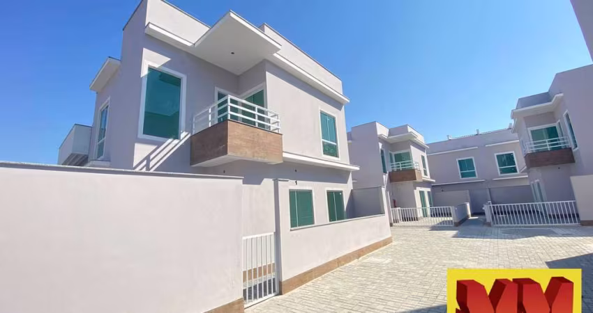 Casa duplex em condomínio no Peró com área externa privativa