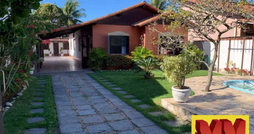 Linda casa com quintal e piscina a 8 minutos da Praia do Forte.