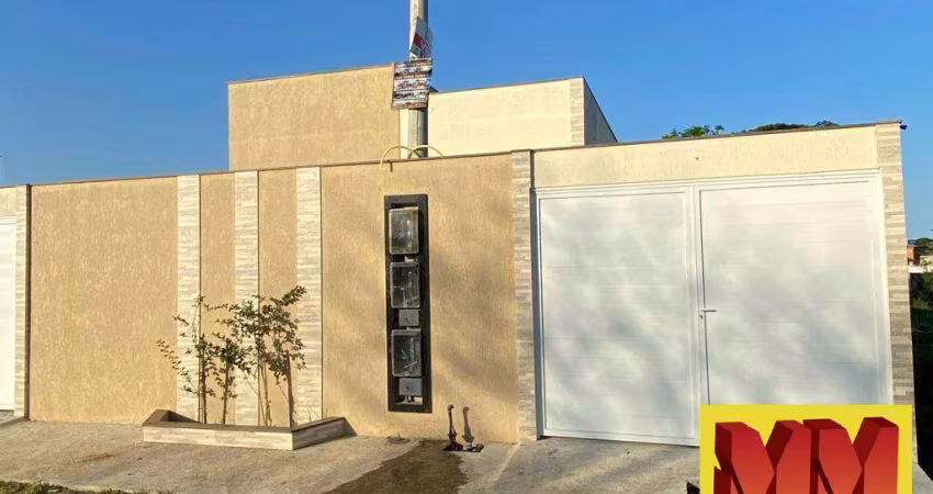 Casa recém construída, independente, com quintal em Cabo Frio.