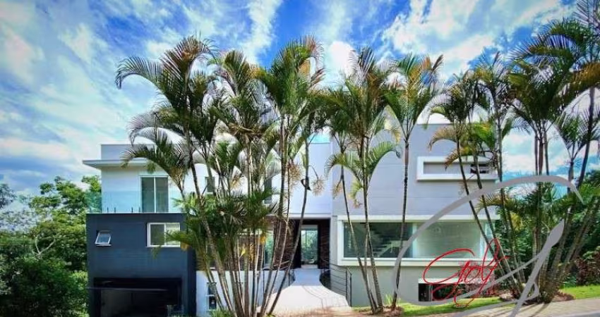 Linda casa MODERNA NOVA, 436 m2, 4 dormitórios, integrada com ótimo acabamento. Em excelente localização na Granja Viana e no condomínio.