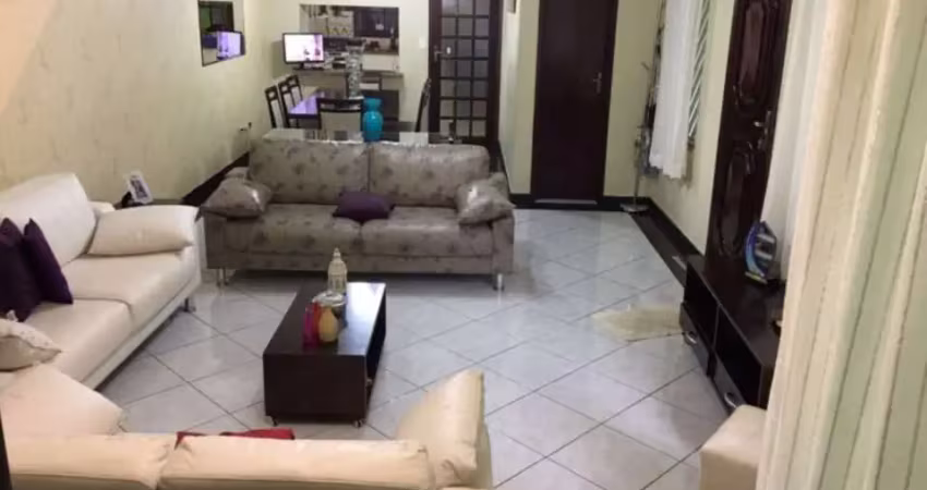 Belo sobrado construído em terreno de 195m² (6,5m x 30m ). em localização privilegiada