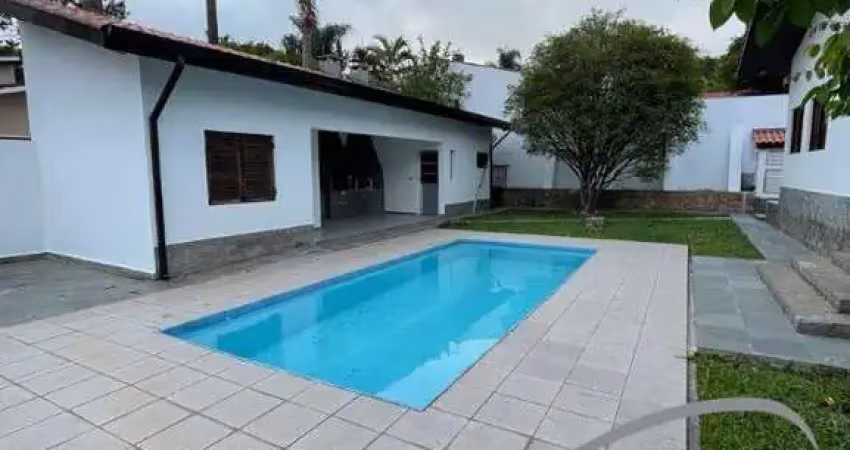 Casa para venda em cotia, alto padrão, com piscina.