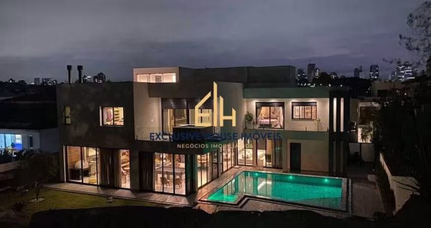MANSÃO EM ALPHAVILLE POSSUI 826 M² COM 5 SUÍTES
