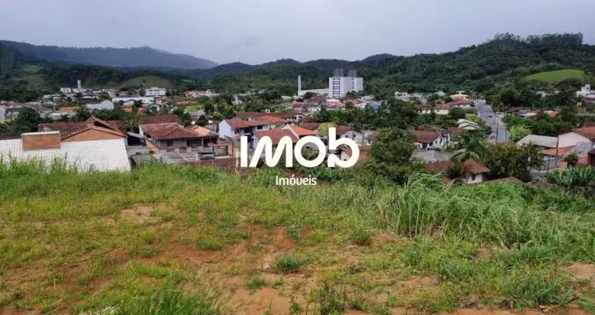 Terreno alto com 1.060 m² de área total, barra do rio cerro