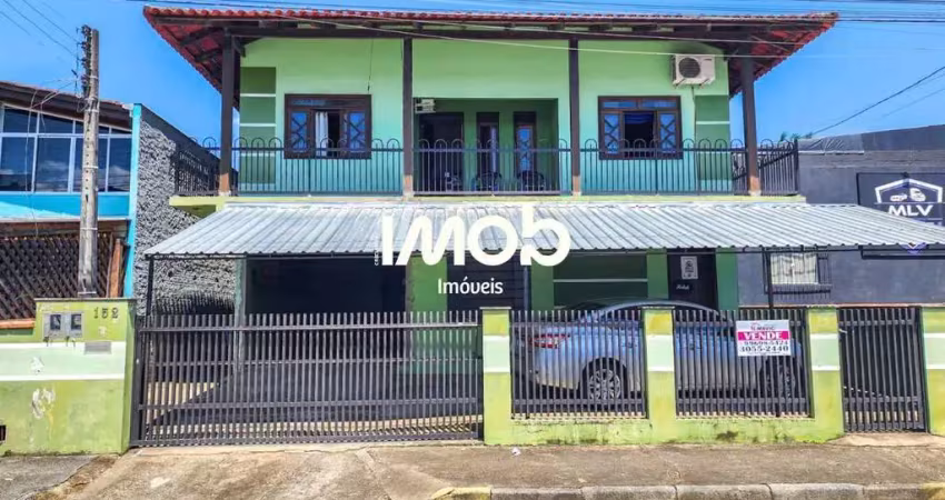 Casa com 1 suíte + 5 quartos, Água Verde
