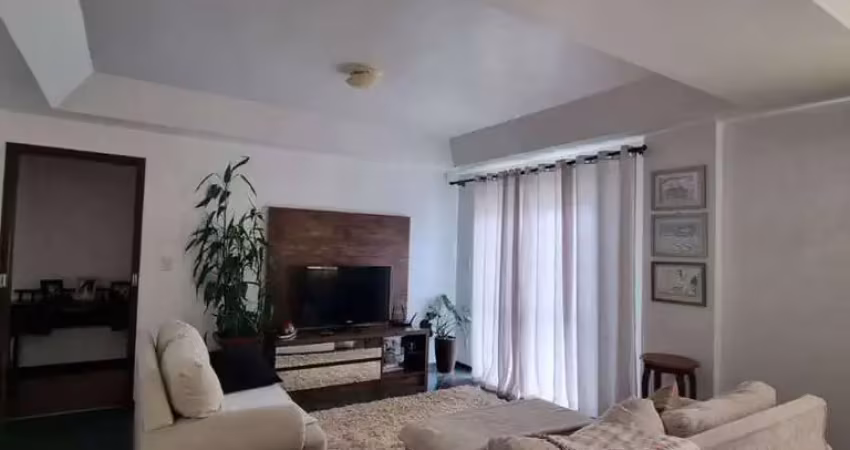 Apartamento semimobiliado com 1 suíte + 2 quartos, centro