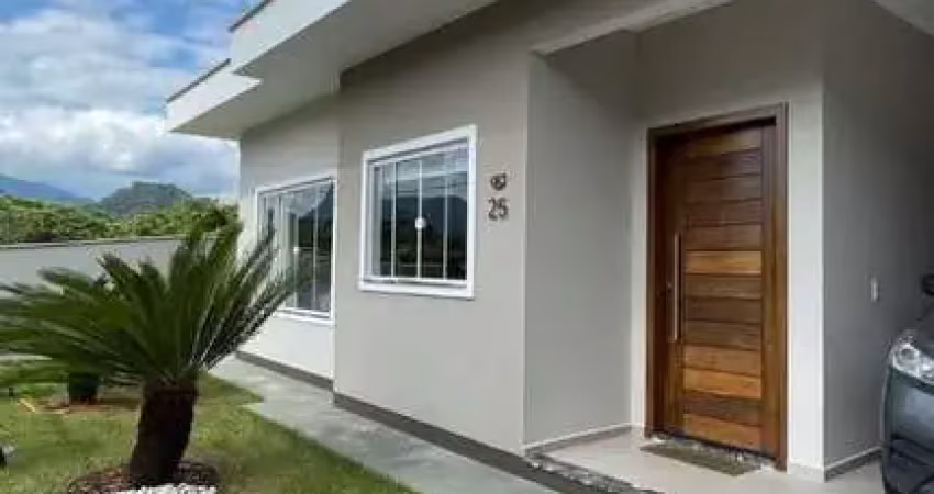 Casa com suíte + closet e 2 quartos + área de festa com piscina