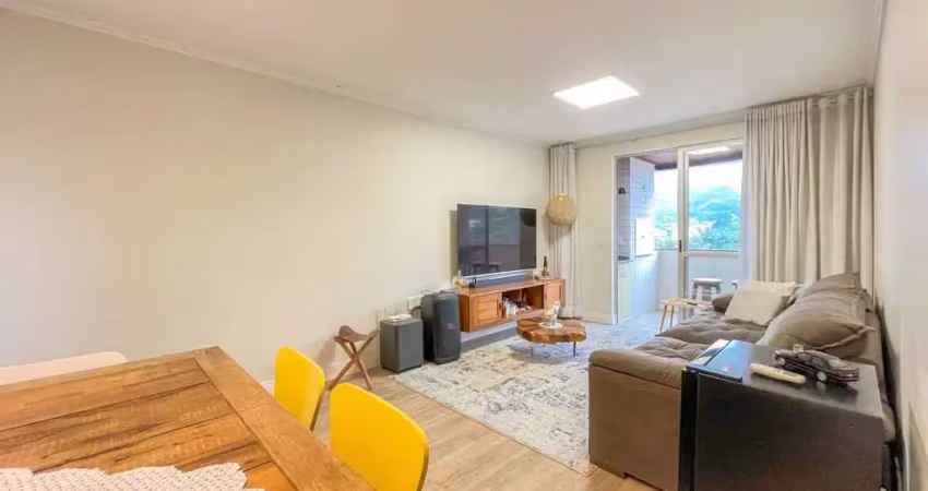 Apartamento semimobiliado com 1 suíte + 2 quartos, centro