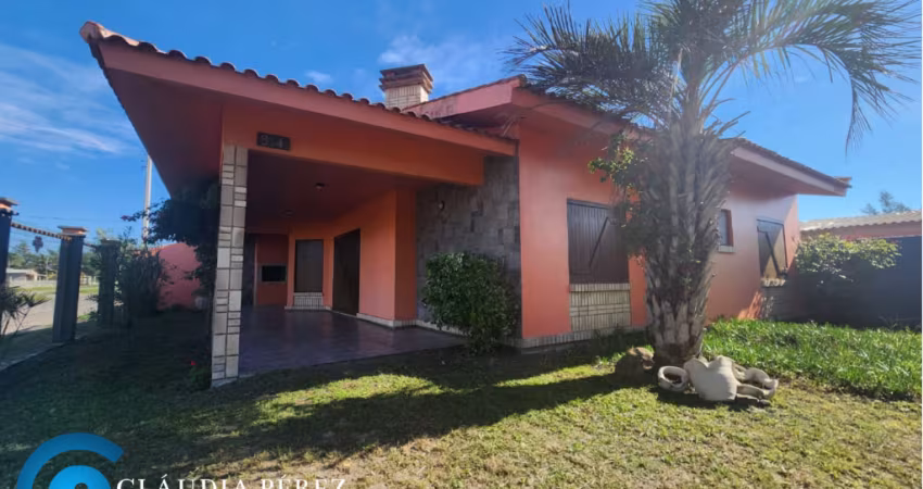 Linda casa no centro de Balneário Pinhal