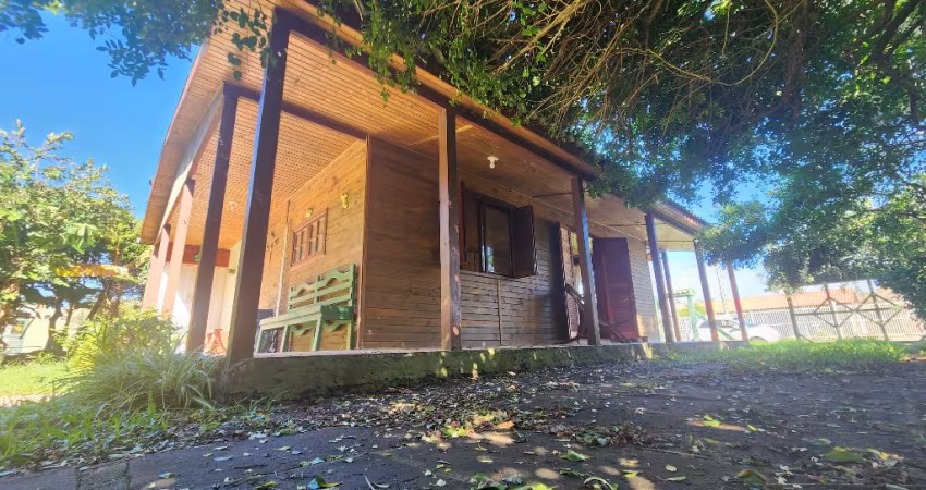 Casa linda de madeira com apartamentos atrás