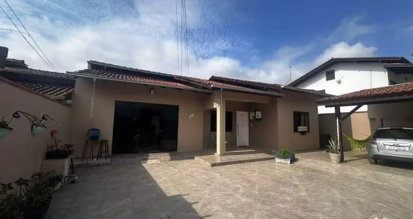 Casa com amplo terreno no centro de penha – locação anual