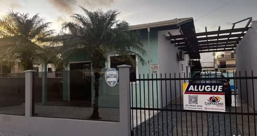 Casa com piscina e 2 dormitórios – locação anual no bairro itajuba, barra velha