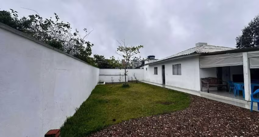 Casa com 3 dormitórios, piscina e amplo terreno – locação anual em balneário piçarras