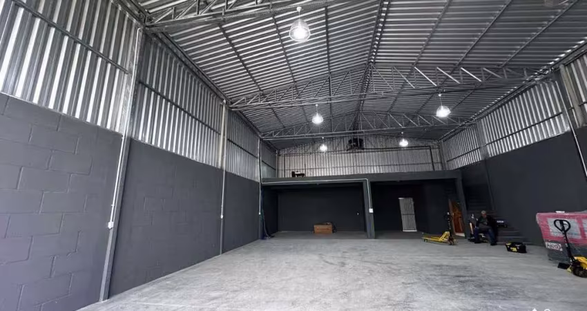 Excelente galpão de 270m² disponível para locação anual próximo a av. cirino cabral - itajubá, barra velha/sc.