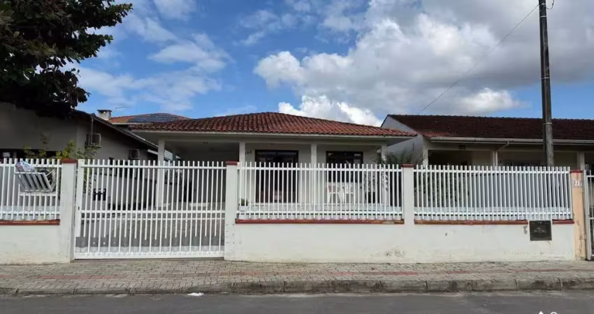 Casa com 3 dormitórios, área de festas e jardim a 800 metros da praia no bairro itajuba em barra velha