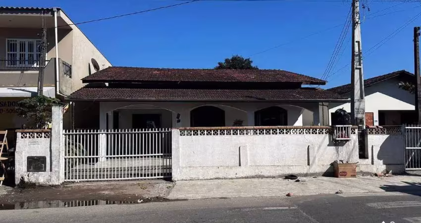 Casa para locação anual com 3 dormitórios e amplo terreno no coração do bairro itajubá em barra velha