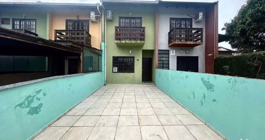 Sobrado mobiliado com 2 dormitórios e área de festas a 200 metros do mar em itajuba barra velha