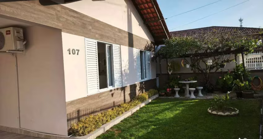 Casa mobiliada com 3 quartos, suíte e amplo quintal a 150 metros da praia em itajuba, barra velha