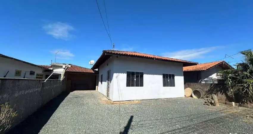 Casa com dois dormitórios, amplo terreno e área de festas para locação anual no bairro itajuba em barra velha