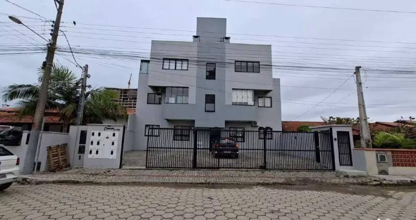 Apartamento mobiliado com 3 dormitórios a 200 metros do mar no bairro itacolomi em balneário piçarras