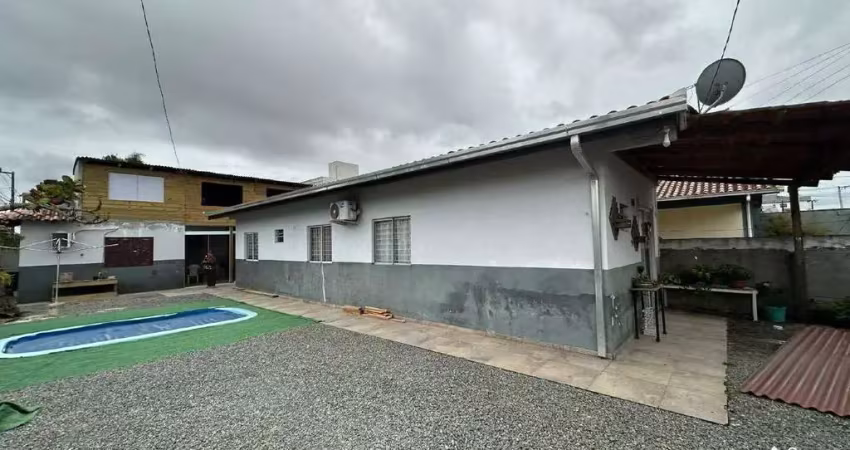 Casa de esquina mobiliada com 2 dormitórios e piscina no bairro itacolomi em balneário piçarras