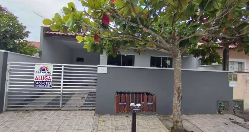 Casa com 2 dormitórios e amplo espaço no bairro itacolomi em balneário piçarras