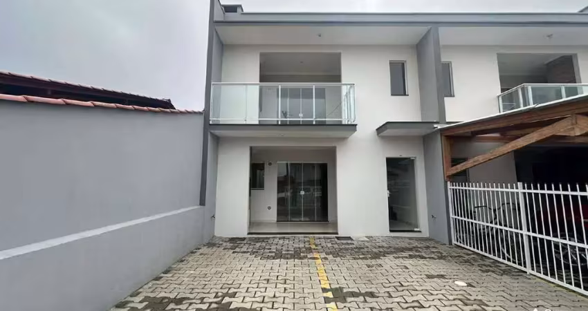 Apartamento térreo com 3 dormitórios e suíte no bairro itajuba em barra velha