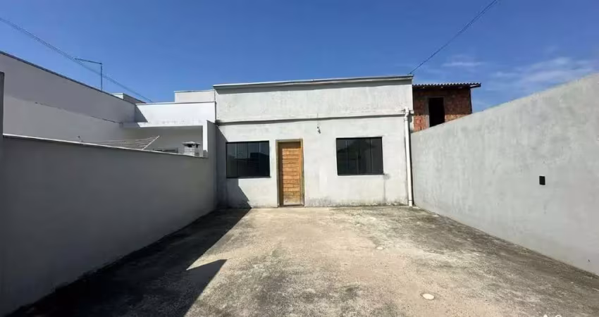 Casa com 2 dormitórios e vagas para 2 carros no bairro itacolomi em balneário piçarras