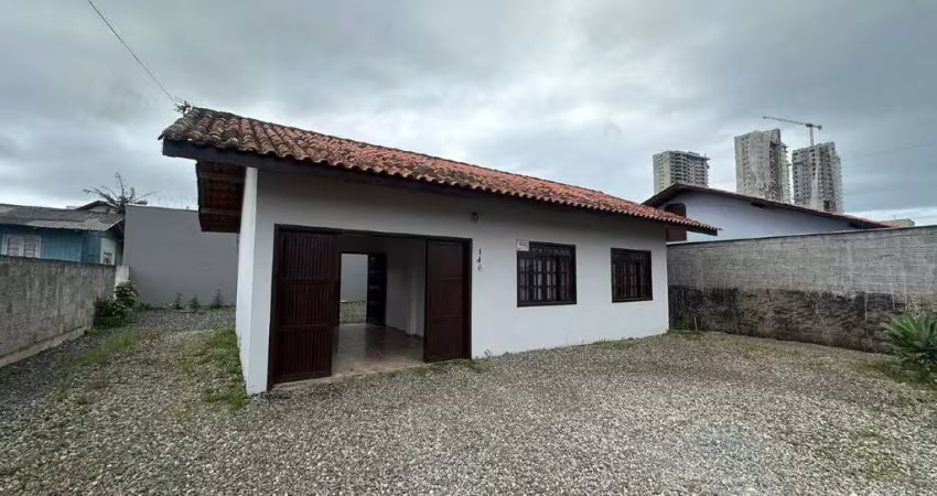 Casa com amplo terreno para locação anual no bairro tabuleiro em barra velha