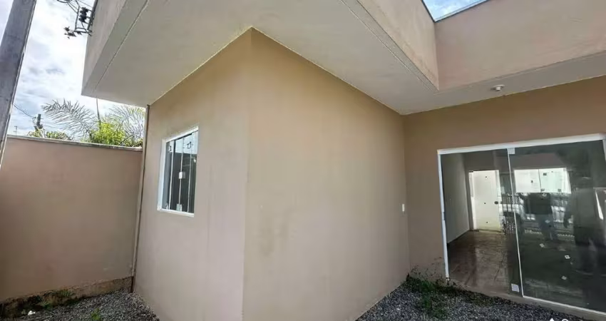 Casa com dois dormitórios para locação anual no centro de penha, próxima à praia e comércios.