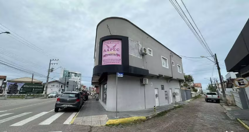 Apartamento semi mobiliado com 2 dormitórios no centro de barra velha a 80 metros da praia