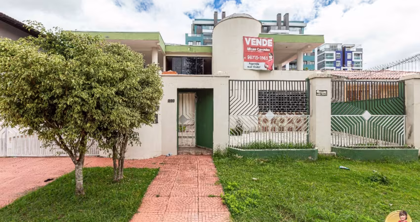 Casa para venda tem 829 metros quadrados com 7 quartos em Bacacheri - Curitiba - PR