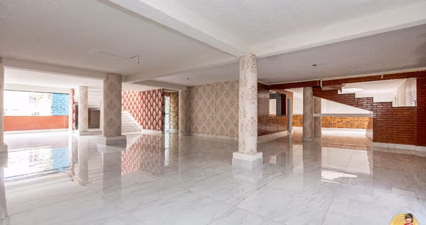 Casa Comercial para venda tem 829 metros quadrados com 7 quartos em Bacacheri - Curitiba - PR