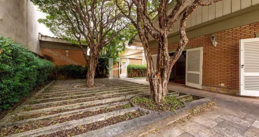 Casa térrea, 400 m2, 4 dormitórios sendo 2 suítes, 3 vagas, para venda, Alto de Pinheiros.