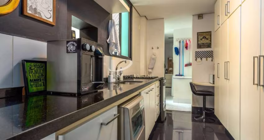 Maravilhoso apartamento à venda, todo reformado muito bem decorado em ótima localização, 3 dorm, 2 s