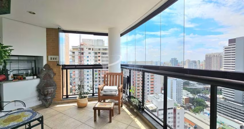 Apartamento, 173 m², Varanda Gourmet, 4 quartos sendo 3 suítes, 4 vagas, à Venda em Perdizes.