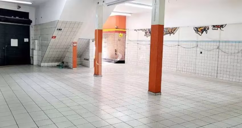 Salão com 225m², 4 banheiros e copa. 4 vagas para estacionar em frente ao salão.