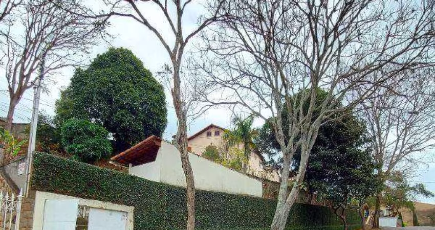 Terreno de esquina em localização privilegiada no Bairro Bom Clima. Todo murado, com edícula e pronto para construir. Oportunidade!